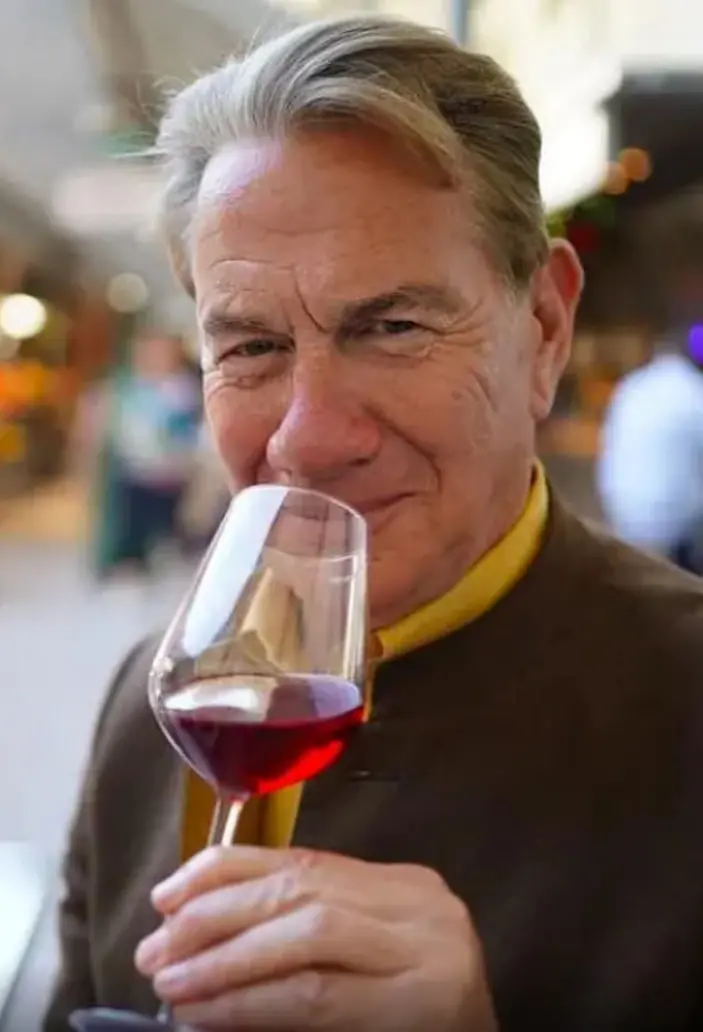 《迈克尔·波蒂洛的葡萄牙》：跟着铁路旅行家，探索阳光海岸的迷人风情！